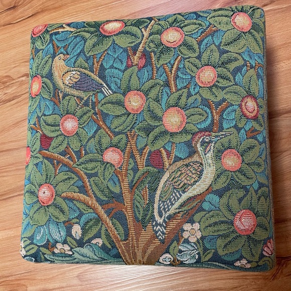 Scully & Scully Fine Quality Tapestry Footstool Woodpecker Brand New NWT - Picture 3 of 13